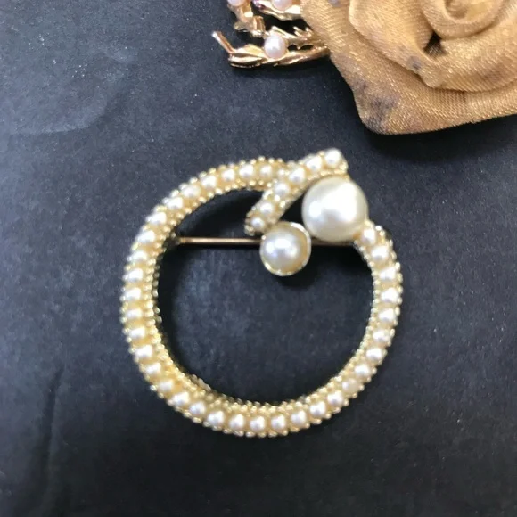 Lot of 3 Vintage Gold Tone Pins Brooch Mesh Rose Pearl Wreath Green Rhinestone - Picture 5 of 10